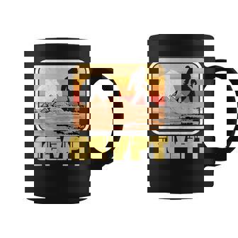 レトロ ビッグフット & ピラミッド エジプト サスカッチ グラフィック コーヒーマグ - Kawaiitshirt