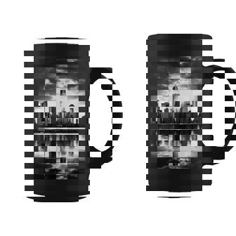 反射写真付き都市のモノクロ写真 コーヒーマグ - Kawaiitshirt