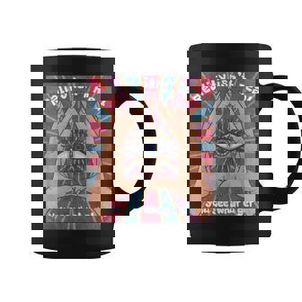 手、三角形、すべてが見える目を持つイルミナティデザイン。 コーヒーマグ - Kawaiitshirt