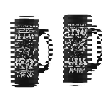 楽しみのために剣道をする老人を決して過小評価しないでください。 コーヒーマグ - Kawaiitshirt