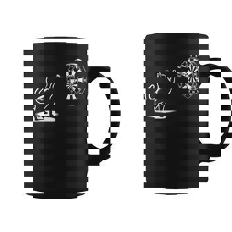 猫 遊び ダーツ 面白い 猫好き 子猫 ダーツプレーヤー コーヒーマグ - Kawaiitshirt