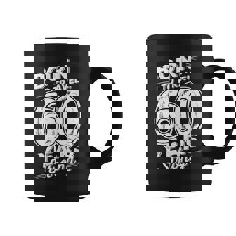 還暦祝い 旅行好き 父 母 男性 女性 60歳 レトロ おしゃれ 文字デザイン Born To Travel コーヒーマグ - Kawaiitshirt