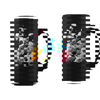 面白いイースターバニーとサッカーボールで軽くたたくイースターバニー。 コーヒーマグ - Kawaiitshirt