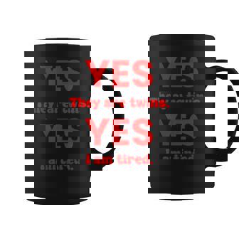 面白い双子子育てはい双子ですはい私は疲れています コーヒーマグ - Kawaiitshirt