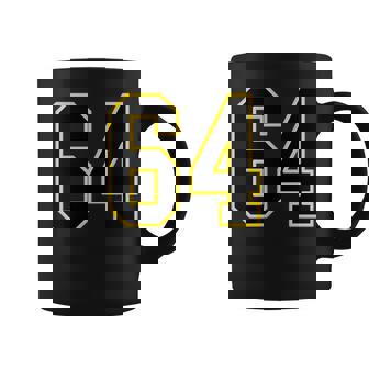 黒と黄色のカレッジスポーツスタイルの64番。 コーヒーマグ - Kawaiitshirt