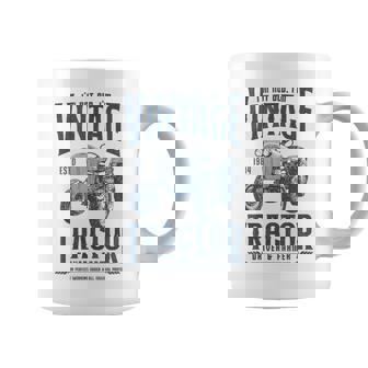 1984 年生まれのビンテージ トラクター ファーマーの誕生日 コーヒーマグ - Kawaiitshirt