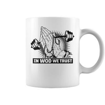 En Wod Confiamos En El Trabajo In Mangas Taza de café - Regaloses