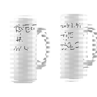 Protect The Dolls。 コーヒーマグ - Kawaiitshirt