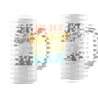 In My Hockey Dad Era ファニーホッケーお父さん ヴィンテージ 父の日 長袖tシャツ コーヒーマグ - Kawaiitshirt