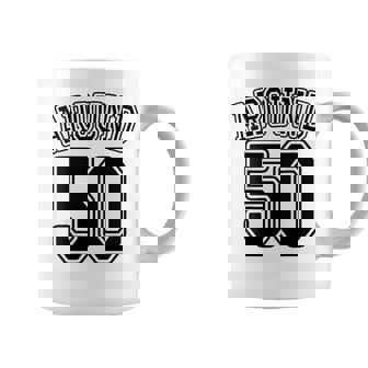 【バックプリント・背中側】Around 50 アラフィフ（五十歳 50才）ユニフォーム風 50代 誕生日プレゼント 面白 コーヒーマグ - Kawaiitshirt