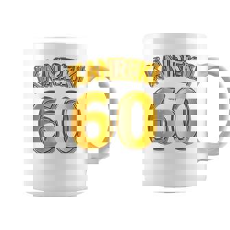 【バックプリント・背中側】還暦 六十歳 60才（ユニフォーム風）赤 レッド【金プレート風 文字】誕生日 面白 コーヒーマグ - Kawaiitshirt