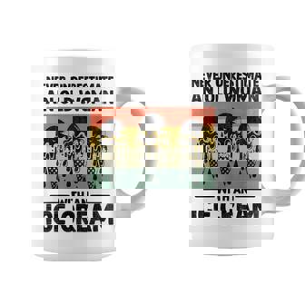 アイスクリームを持った老婆を決して過小評価しない コーヒーマグ - Kawaiitshirt