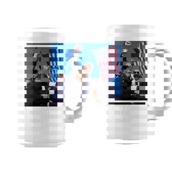 トランプ大統領のために祈り、決して降伏しない、神の祝福トランプ。 長袖tシャツ コーヒーマグ - Kawaiitshirt