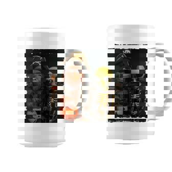 ビッグフットエイリアン 面白い ハロウィン トリック ドア カメラビュー 長袖tシャツ コーヒーマグ - Kawaiitshirt