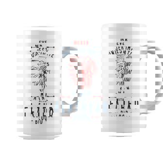 フラットヘッド ネイティブアメリカン インディアンマン Never Underestimate コーヒーマグ - Kawaiitshirt