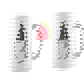 ポケットに入ったスイカのポケットプリントの面白いスイカ。 コーヒーマグ - Kawaiitshirt