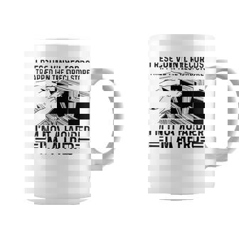 レコード屋に閉じ込められたビニールレコードを救出する コーヒーマグ - Kawaiitshirt