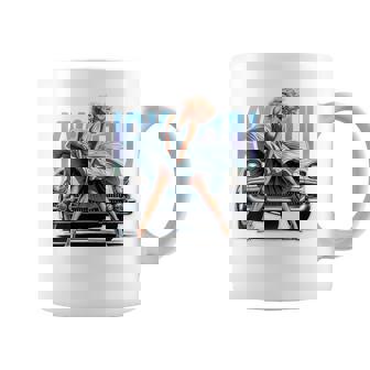 強風ピンナップガールとオールドアメ車のバックプリント コーヒーマグ - Kawaiitshirt