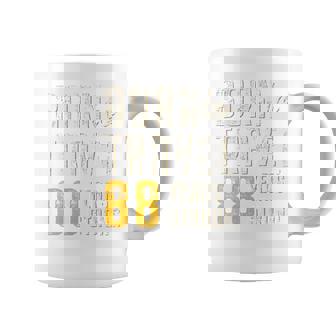 米寿祝い 旅行好き 父 母 男性 女性 88歳 レトロ おしゃれ 文字デザイン Born To Travel 長袖tシャツ コーヒーマグ - Kawaiitshirt