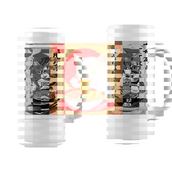 背中にラーメンを食べる緑色の目を持つ日本猫のデザイン。 コーヒーマグ - Kawaiitshirt