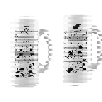 音楽譜上の遊ぶ猫のシルエットデザイン ピアノ音符 遊び心のある猫 猫 ジョーク かわいい 動物好き ギャグ好き コーヒーマグ - Kawaiitshirt