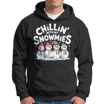 Chilling With Mynowmies 冬の雪だるまファミリーデザイン パーカー - Kawaiitshirt