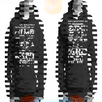 楽しみのために剣道をする老人を決して過小評価しないでください。 パーカー - Kawaiitshirt