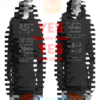 面白い双子子育てはい双子ですはい私は疲れています パーカー - Kawaiitshirt