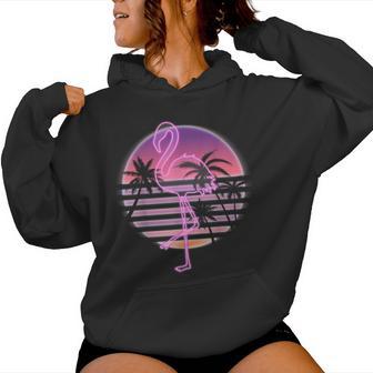 Flamingo Auf Retro-Sonnenuntergang Mit Palmen – Pink Flamingo Kapuzenpullover für Damen - Geschenkecke