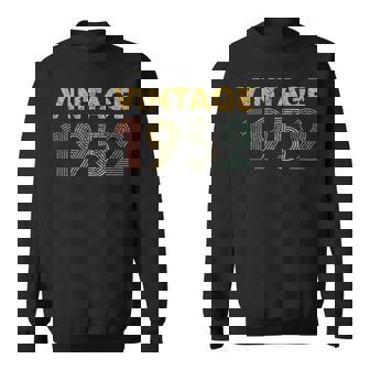 73 歳のギフト ヴィンテージ 1952 年生まれ レトロ 73 歳の誕生日 スウェットシャツ - Kawaiitshirt