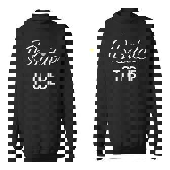 Bride To Be Fuente Blanca Corazón Bronceado Boda Y Novia Camisa de entrenamiento - Regaloses