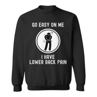 Go Easy On Me I Have Lower Back Pain 面白い言葉 スウェットシャツ - Kawaiitshirt