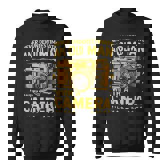 Never Underestimate An Old Man With A Camera レトロ ヴィンテージ スウェットシャツ - Kawaiitshirt