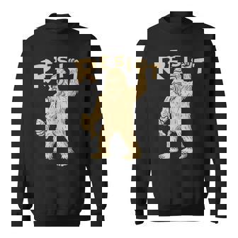 Resist サスカッチティー—面白いクリプティッド抗議 スウェットシャツ - Kawaiitshirt