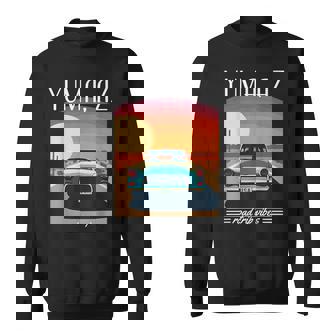 Yuma Az レトロハイウェイ ノスタルジック ヴィンテージカーデザイン スウェットシャツ - Kawaiitshirt