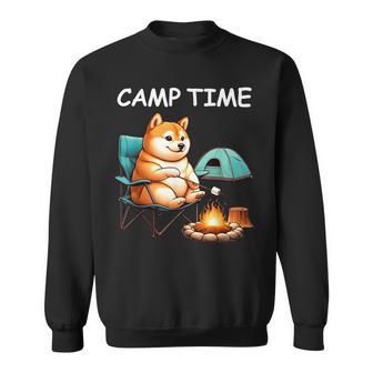 キャンプ Camp Time アウトドア 焚火 おもしろ 犬 柴犬好き 柴犬 名言 文字 面白い ふざけた ネタ スウェットシャツ - Kawaiitshirt