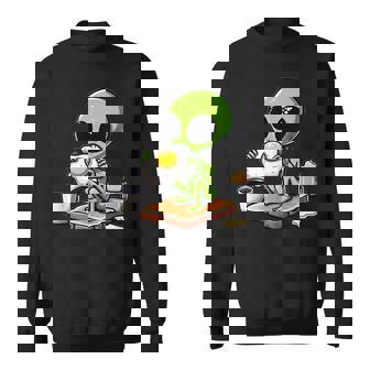 トーストに目玉焼きを食べるエイリアン スウェットシャツ - Kawaiitshirt