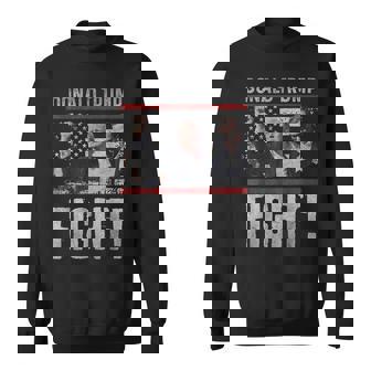 ドナルド・トランプ拳ポンプ We Fight American Flag Trump 2024 スウェットシャツ - Kawaiitshirt