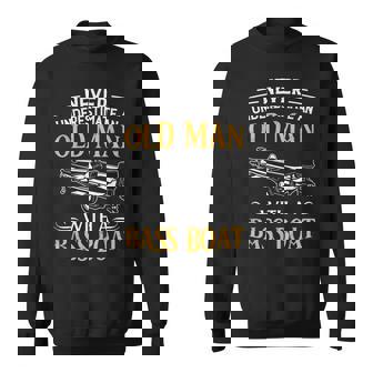 バスボート釣りの老人を決して過小評価しないでください スウェットシャツ - Kawaiitshirt