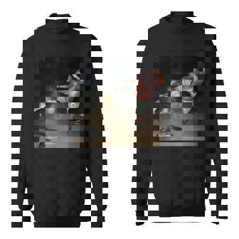 ワニを蹴る男 スウェットシャツ - Kawaiitshirt