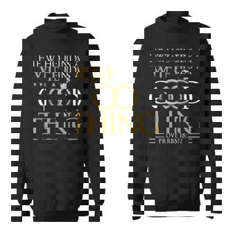 妻を見つけた彼は、良いことを見つける 夫のことわざ 18 22 スウェットシャツ - Kawaiitshirt