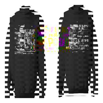 私が床にいないなら、マルディグラ（2025）をもう一杯注いでください スウェットシャツ - Kawaiitshirt