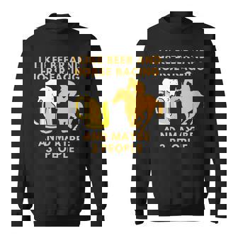 私はビールと競馬が好きで、多分3人の面白い贈り物が好きです スウェットシャツ - Kawaiitshirt