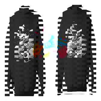 面白いイースターバニーとサッカーボールで軽くたたくイースターバニー。 スウェットシャツ - Kawaiitshirt