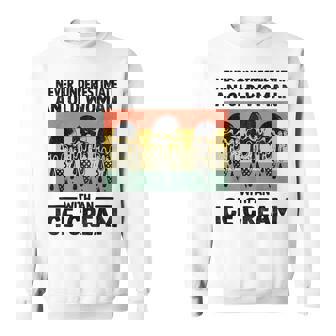 アイスクリームを持った老婆を決して過小評価しない スウェットシャツ - Kawaiitshirt