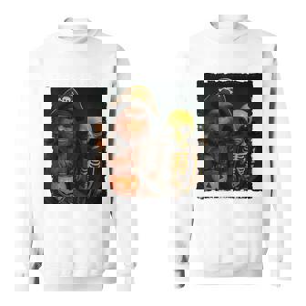 ビッグフットエイリアン 面白い ハロウィン トリック ドア カメラビュー スウェットシャツ - Kawaiitshirt