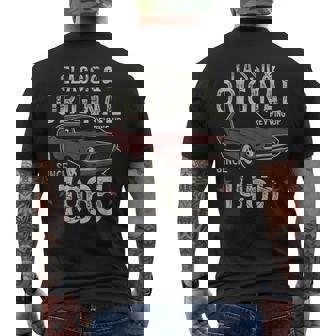 1965年生まれ クラシックカー 60歳の誕生日 メンズTシャツ バックプリント - Kawaiitshirt