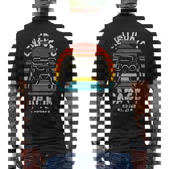 3人のお父さんにレベルアップ 再び3人のパパ 2025 父の日 メンズTシャツ バックプリント - Kawaiitshirt