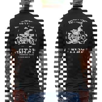 60歳のバイカー。1963年生まれの還暦 バイク オートバイ メンズTシャツ バックプリント - Kawaiitshirt