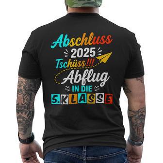 Abschluss 4 Klasse 2025 Tschüss Abflug In 5 Klasse T-Shirt mit Rückendruck - Geschenkecke